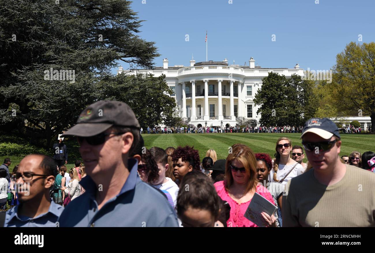 (160416) -- WASHINGTON D.C., 16 avril 2016 -- les visiteurs marchent sur la pelouse sud de la Maison Blanche lors de la visite des jardins de printemps de la Maison Blanche à Washington D.C., capitale des États-Unis, le 16 avril 2016.) U.S.-WASHINGTON D.C.-WHITE HOUSE-GARDEN TOUR YinxBogu PUBLICATIONxNOTxINxCHN 160416 Washington D C avril 16 2016 les visiteurs marchent SUR la pelouse sud de la Maison Blanche lors de la White House Spring Garden Tour à Washington D C capitale des États-Unis avril 16 2016 U S Washington D C White House Garden tour YinxBogu PUBLICATIONxNOTxINxCHN Banque D'Images