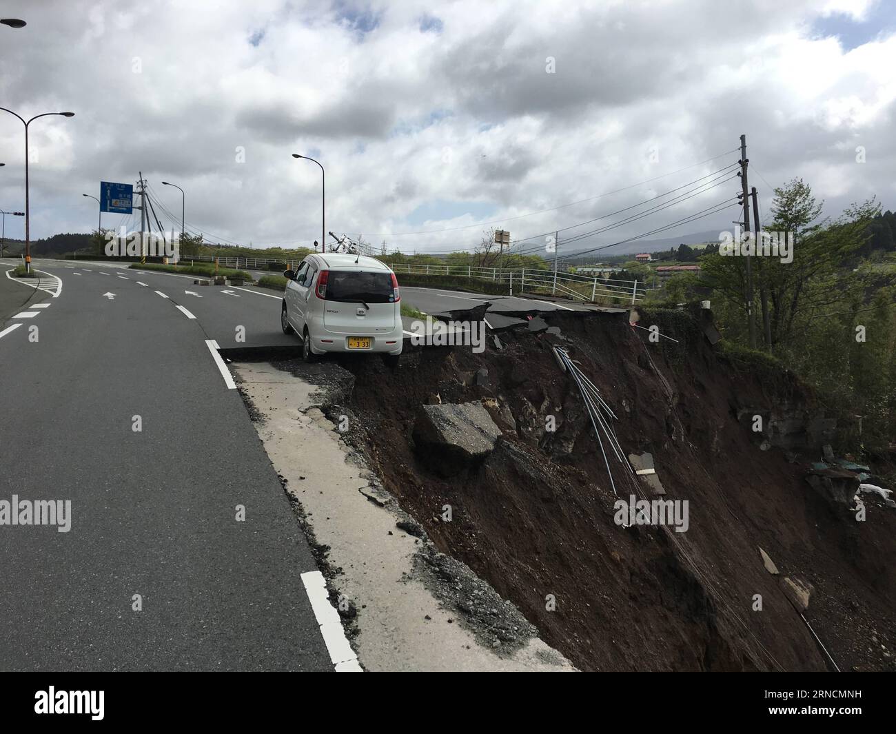 Schäden nach den schweren Erdbeben au Japon (160417) KUMAMOTO, 17