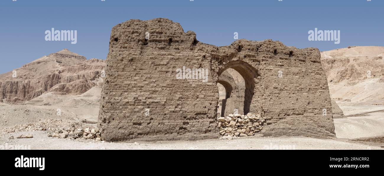 Vue sur les murs de briques de boue de la nécropole connue sous le nom de tombes d'Asasif près du temple d'Hatshepsuts à Deir el-Bahri, Louxor, Égypte Banque D'Images