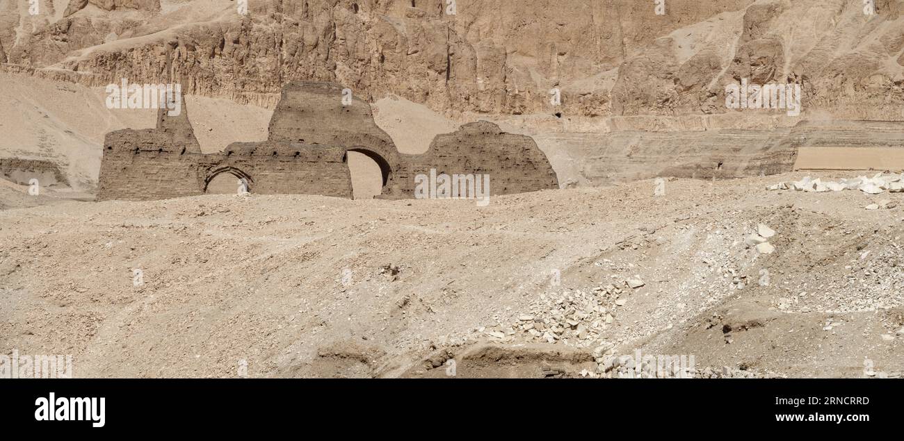 Vue sur les murs de briques de boue de la nécropole connue sous le nom de tombes d'Asasif près du temple d'Hatshepsuts à Deir el-Bahri, Louxor, Égypte Banque D'Images