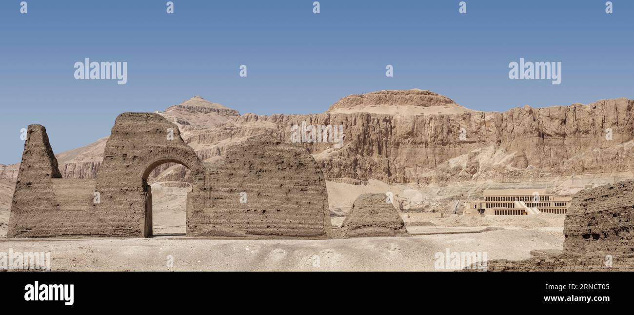 Vue sur les murs de briques de boue de la nécropole connue sous le nom de tombes d'Asasif près du temple d'Hatshepsuts à Deir el-Bahri, Louxor, Égypte Banque D'Images