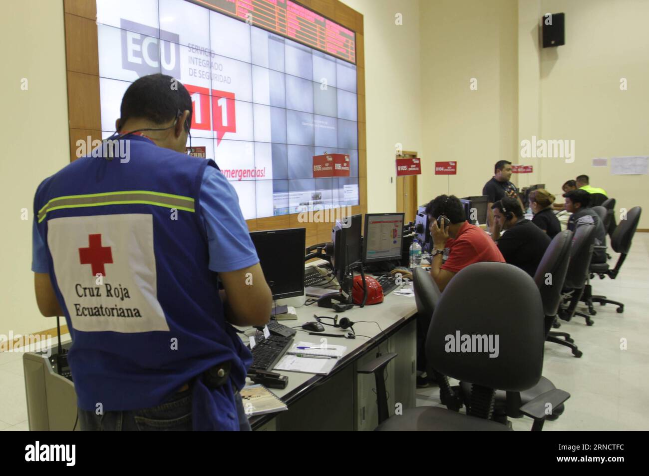 MANABI, le 20 avril 2016 -- des employés du Service intégré de sécurité (SIS) de 911 ECU travaillent après le tremblement de terre survenu dans la province de Manabi, en Équateur, le 20 avril 2016. Pendant le tremblement de terre meurtrier, le système chinois d alerte et de surveillance d urgence d un montant de 911 écus a permis de sauver un certain nombre de vies. Le 911 ECU, conçu et construit par China National Electronics Import and Export Corp. (CEIEC), relie diverses agences de sécurité et de secours en cas de catastrophe équatoriennes, telles que les forces de police, les pompiers, les transports, les unités paramédicales et la Croix-Rouge, pour aider à la rapidité de réaction en cas d'urgence via un numéro de téléphone unique, Banque D'Images