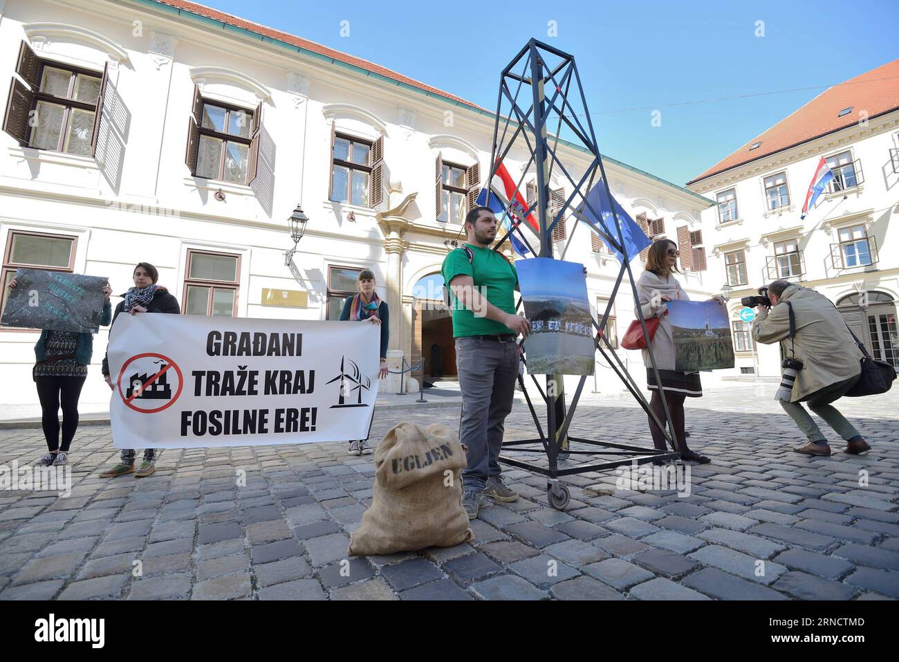 (160421) -- ZAGREB, 21 avril 2016 -- des écologistes croates participent à une manifestation contre l'énergie fossile organisée le 21 avril 2016 à Zagreb, capitale de la Croatie. Cette année, le jour de la Terre coïncide avec la cérémonie de signature de l'Accord de Paris sur les changements climatiques, qui aura lieu vendredi au siège de l'ONU à New York. CROATIE-ZAGREB-JOUR DE LA TERRE-MANIFESTATION MisoxLisanin PUBLICATIONxNOTxINxCHN 160421 Zagreb avril 21 2016 des environnementalistes croates participent à la manifestation de la Journée de la Terre contre l'énergie fossile à Zagreb capitale de la Croatie LE 21 2016 avril cette année Journée de la Terre Banque D'Images