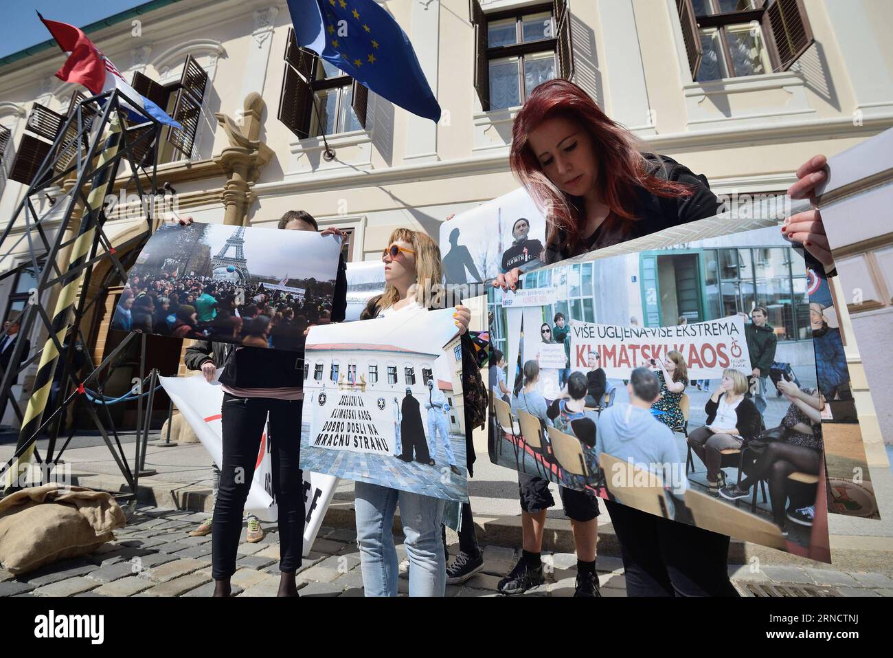 (160421) -- ZAGREB, 21 avril 2016 -- des écologistes croates participent à une manifestation contre l'énergie fossile organisée le 21 avril 2016 à Zagreb, capitale de la Croatie. Cette année, le jour de la Terre coïncide avec la cérémonie de signature de l'Accord de Paris sur les changements climatiques, qui aura lieu vendredi au siège de l'ONU à New York. CROATIE-ZAGREB-JOUR DE LA TERRE-MANIFESTATION MisoxLisanin PUBLICATIONxNOTxINxCHN 160421 Zagreb avril 21 2016 des environnementalistes croates participent à la manifestation de la Journée de la Terre contre l'énergie fossile à Zagreb capitale de la Croatie LE 21 2016 avril cette année Journée de la Terre Banque D'Images