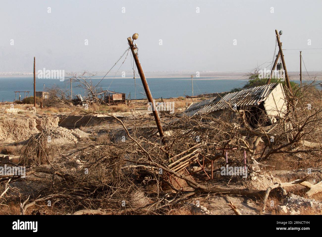 (160421) -- ISRAËL, 21 avril 2016 -- Une structure qui s'est effondrée dans un gouffre est vue dans une station touristique abandonnée sur le rivage de la mer Morte près de la plage d'Ein Gedi, Israël, le 19 avril 2016. La mer Morte se rétrécit et comme ses eaux disparaissent à un rythme de plus d'un mètre par an, des centaines de gouffres dévorent les terres où se trouvait autrefois le rivage. ISRAËL-MER MORTE-RÉTRÉCISSEMENT GilxCohenxMagen PUBLICATIONxNOTxINxCHN 160421 Israël avril 21 2016 une structure Thatcher s'est effondrée dans un gouffre EST des lacs À LA station touristique abandonnée SUR la rive de la mer Morte près d'un Gedi BEAC Banque D'Images