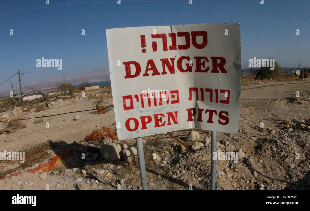 (160421) -- ISRAËL, 21 avril 2016 -- Un panneau avertissant de gouffres a été vu à l'entrée d'une station touristique abandonnée au bord de la mer Morte, près de la plage d'Ein Gedi, Israël, le 19 avril 2016. La mer Morte se rétrécit et comme ses eaux disparaissent à un rythme de plus d'un mètre par an, des centaines de gouffres dévorent les terres où se trouvait autrefois le rivage. ISRAËL-MER MORTE-RÉTRÉCISSEMENT GilxCohenxMagen PUBLICATIONxNOTxINxCHN 160421 Israël avril 21 2016 un signe d'avertissement de gouffres EST lacs À l'entrée de la station touristique abandonnée SUR la rive de la mer Morte près d'un Gedi Beach Israel ON Banque D'Images