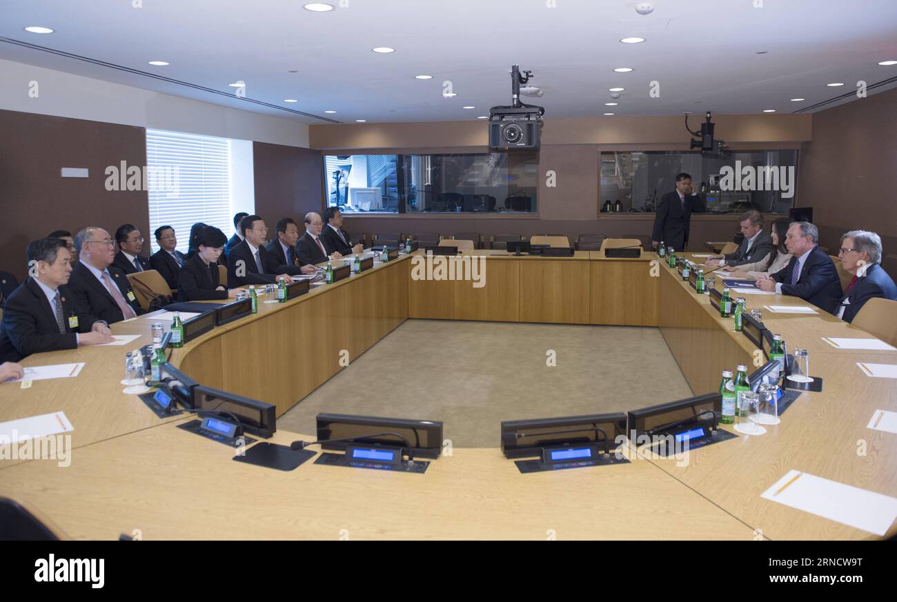 (160421) -- NEW YORK, le 21 avril 2016 -- le vice-premier ministre chinois Zhang Gaoli rencontre l'envoyé spécial du secrétaire général des Nations unies, Ban Ki-moon, pour les villes et le changement climatique, Michael Bloomberg, à New York, aux États-Unis, le 21 avril 2016. Zhang assistera à la cérémonie de signature de l'accord de Paris sur le climat le 22 avril en tant qu'envoyé spécial du président chinois Xi Jinping. (Whj) RÉUNION États-Unis-CHINE-ONU wangxye PUBLICATIONxNOTxINxCHN 160421 New York avril 21 2016 le vice-premier ministre chinois Zhang Gaoli rencontre le Secrétaire général de l'ONU Ban KI Moon S envoyé spécial pour LES VILLES et le changement CLIMATIQUE Michael Bloomberg à New York T. Banque D'Images