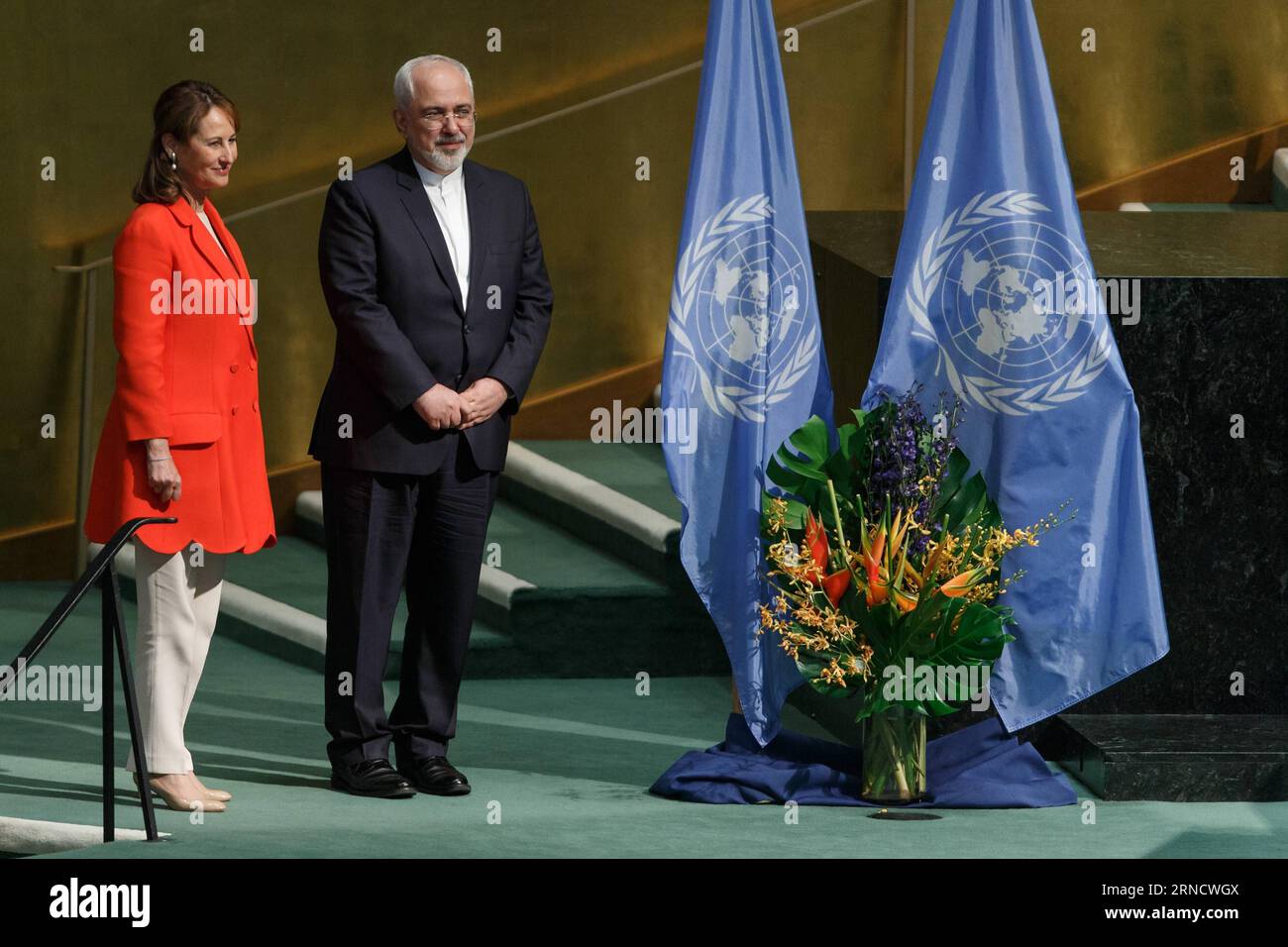 160422 -- NATIONS UNIES, 22 avril 2016 -- le ministre iranien des Affaires étrangères Mohammad Javad ZarifR attend de signer l'accord de Paris sur le climat au siège des Nations Unies à New York, le 22 avril 2016. Le pacte historique de Paris sur le climat a été ouvert à la signature des dirigeants de 171 pays vendredi matin, marquant la première étape vers l entrée en vigueur du pacte. CÉRÉMONIE DE SIGNATURE DE L'ACCORD ONU-PARIS LixMuzi PUBLICATIONxNOTxINxCHN Banque D'Images