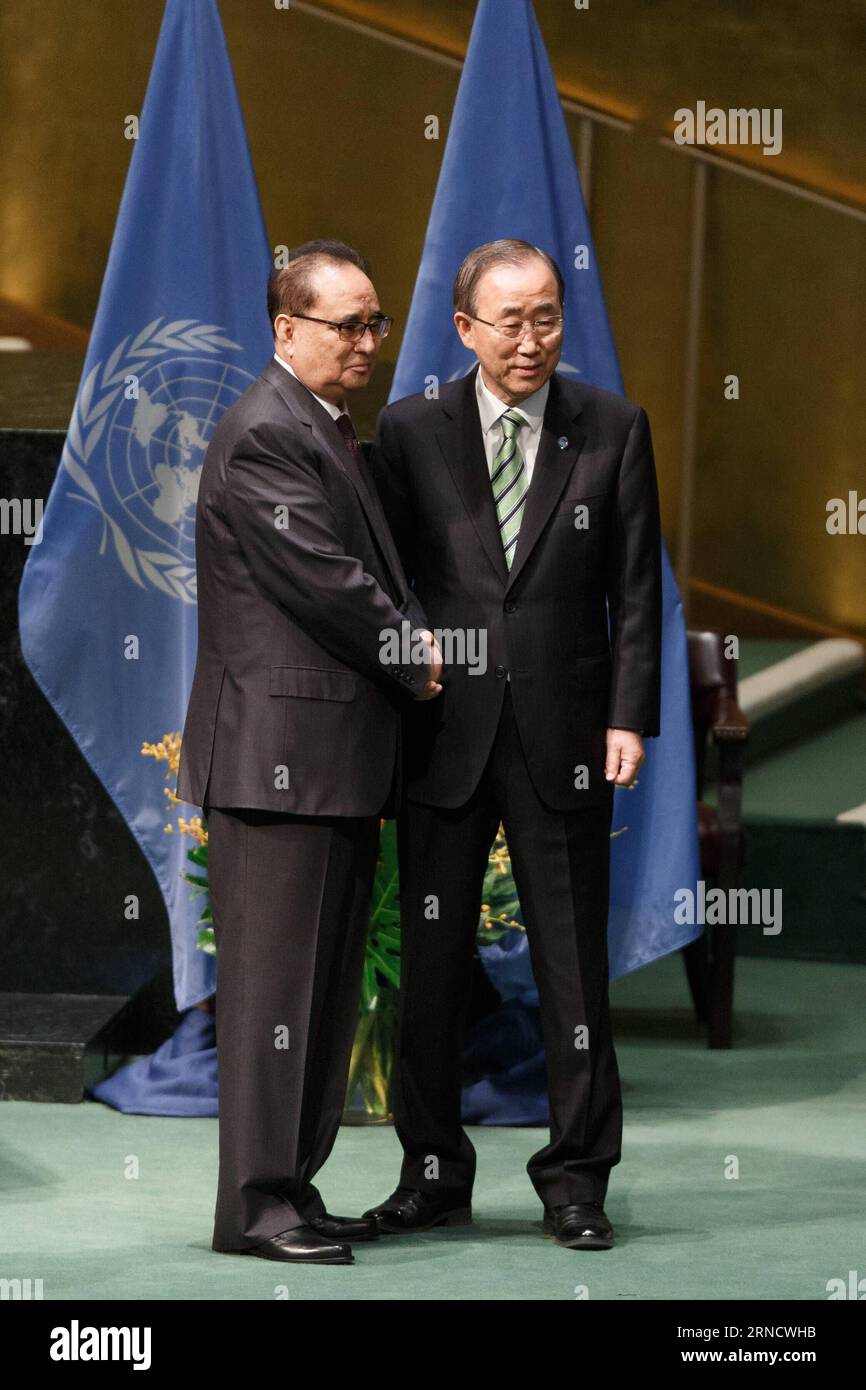 (160422) -- NATIONS UNIES, 22 avril 2016 -- RI su Yong (gauche), ministre des Affaires étrangères de la République populaire démocratique de Corée (RPDC), serre la main du secrétaire général des Nations Unies Ban Ki-moon après avoir signé l'accord de Paris sur le climat au siège des Nations Unies à New York, le 22 avril 2016. Le pacte historique de Paris sur le climat a été ouvert à la signature des dirigeants de 171 pays vendredi matin, marquant la première étape vers l entrée en vigueur du pacte. CÉRÉMONIE DE SIGNATURE DE L'ACCORD ONU-PARIS LixMuzi PUBLICATIONxNOTxINxCHN 160422 Nations Unies avril 22 2016 RI SU Yong l Ministres des Affaires étrangères o Banque D'Images