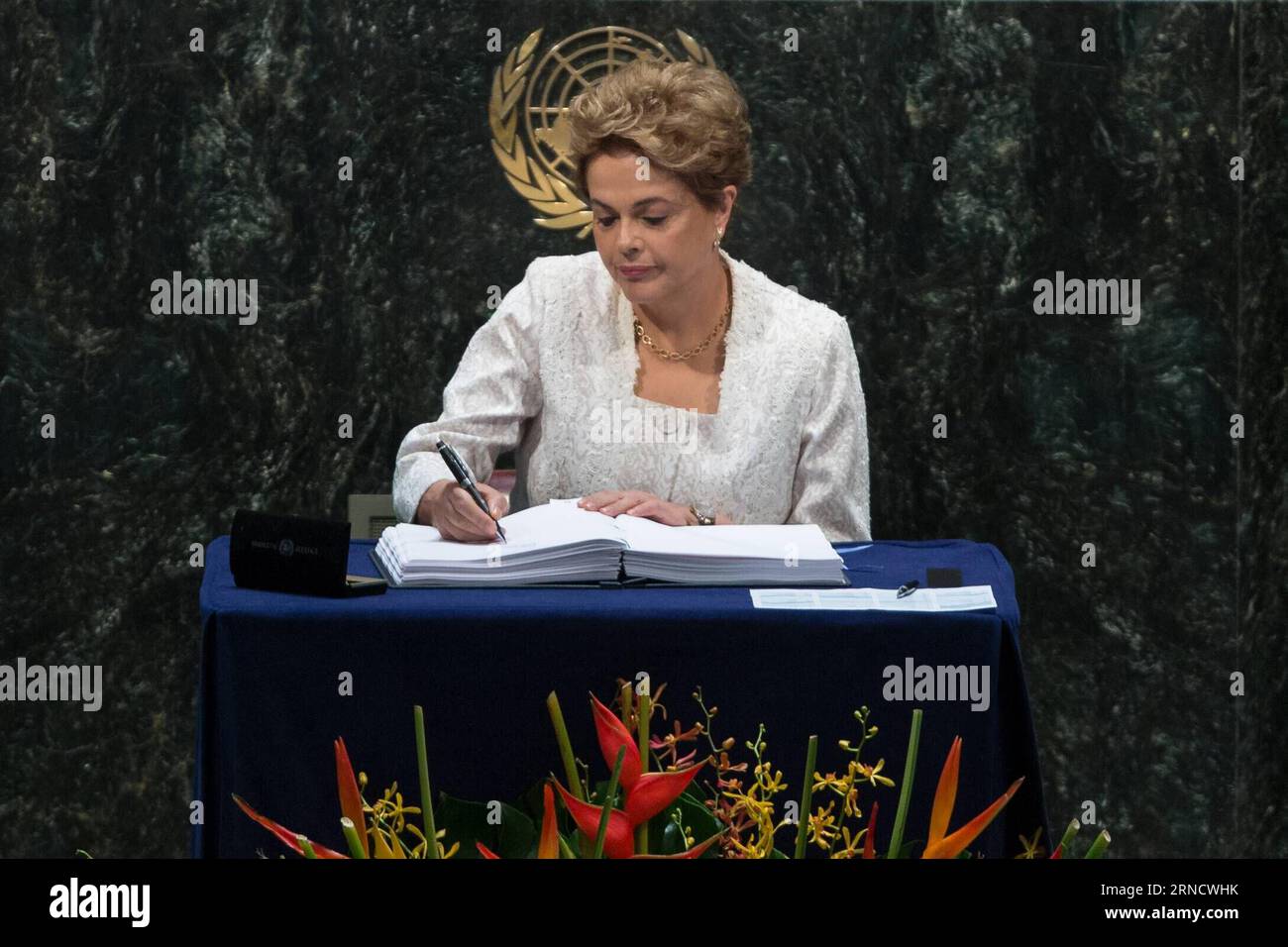 (160422) -- NATIONS UNIES, 22 avril 2016 -- la présidente brésilienne Dilma Rousseff signe l'accord de Paris sur le climat au siège des Nations Unies à New York, le 22 avril 2016. Le pacte historique de Paris sur le climat a été ouvert à la signature des dirigeants de 171 pays vendredi matin, marquant la première étape vers l entrée en vigueur du pacte. CÉRÉMONIE DE SIGNATURE DE L'ACCORD ONU-PARIS LixMuzi PUBLICATIONxNOTxINxCHN 160422 Nations Unies avril 22 2016 la Présidente brésilienne Dilma Rousseff signe l'Accord de Paris SUR LE CLIMAT AU Siège des Nations Unies à New York avril 22 2016 The Landmark Paris CLIMAT Banque D'Images