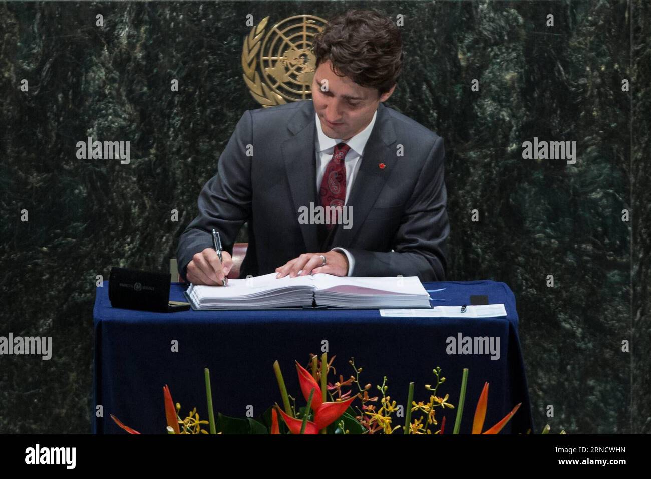 160422 -- NATIONS UNIES, le 22 avril 2016 -- le premier ministre canadien Justin Trudeau signe l'Accord de Paris sur le climat au siège des Nations Unies à New York, le 22 avril 2016. Le pacte historique de Paris sur le climat a été ouvert à la signature des dirigeants de 171 pays vendredi matin, marquant la première étape vers l entrée en vigueur du pacte. CÉRÉMONIE DE SIGNATURE DE L'ACCORD ONU-PARIS LixMuzi PUBLICATIONxNOTxINxCHN Banque D'Images