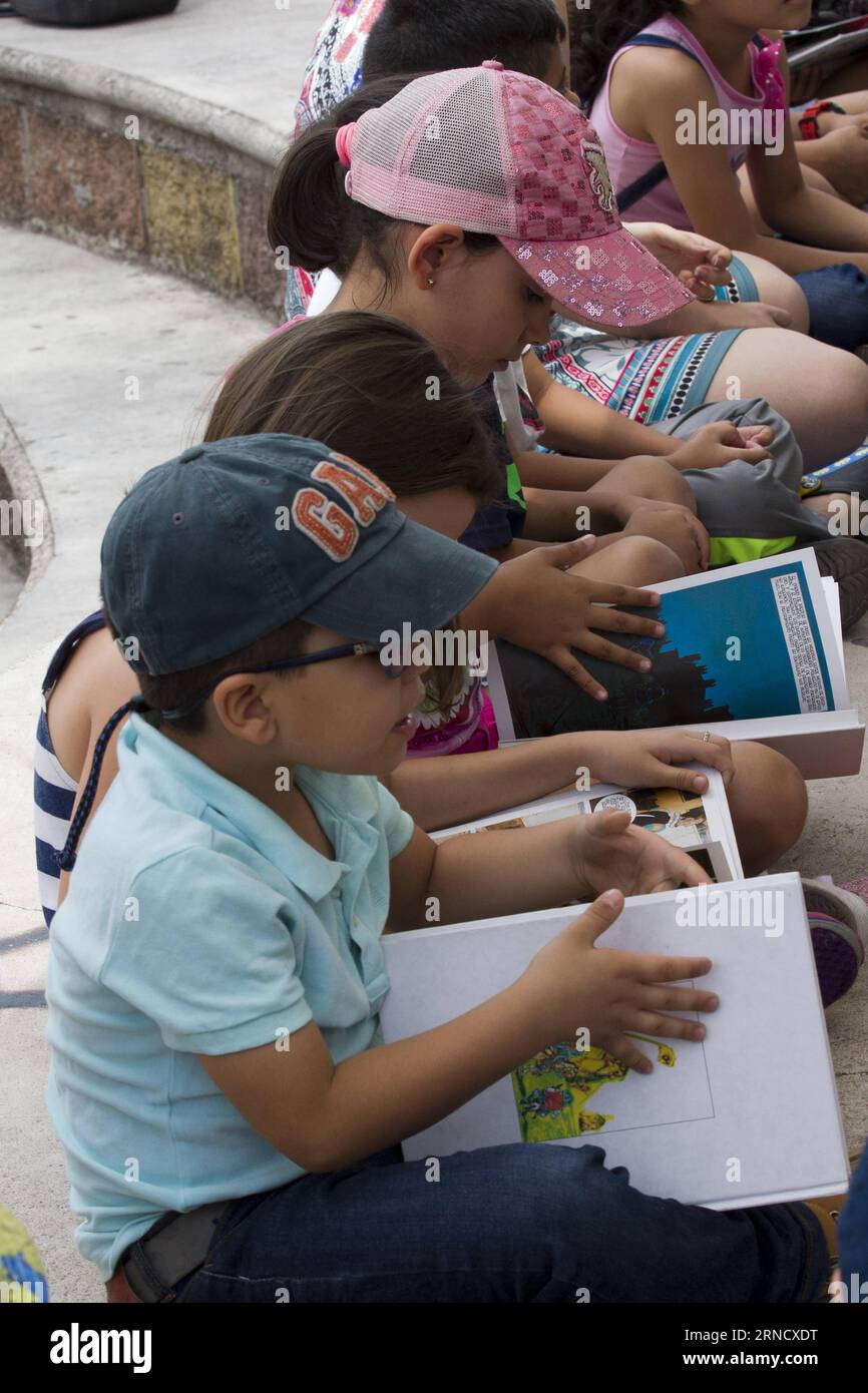 Des enfants lisent le roman Don Quichotte de Miguel de Cervantes Saavedra, lors de la Journée mondiale du livre, à Tegucigalpa, Honduras, le 23 avril 2016. Rafael Ochoa) HONDURAS-TEGUCIGALPA-JOURNÉE MONDIALE DU LIVRE e RAFAELxOCHOA PUBLICATIONxNOTxINxCHN enfants Lisez le roman Don Quichotte de Miguel de Cervantes Saavedra lors de la Journée mondiale du livre à Tegucigalpa Honduras LE 23 2016 avril Rafael Ochoa Honduras Tegucigalpa Journée mondiale du livre e RAFAELxOCHOCHIONTxPUBLIONTXNOA Banque D'Images