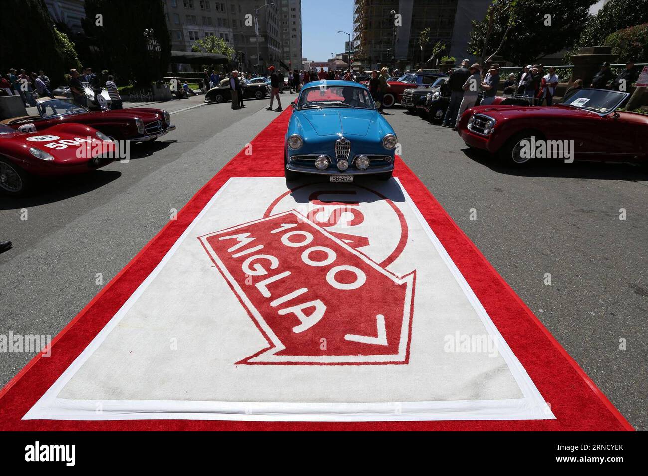 SAN FRANCISCO, le 24 avril 2016 -- des voitures historiques sont exposées devant l'hôtel Fairmont à San Francisco, aux États-Unis, le 24 avril 2016. Soixante-sept voitures historiques d’une douzaine d’États américains ainsi que d’Allemagne et de Colombie ont été exposées dimanche devant l’hôtel Fairmont à San Francisco. Ces millésimes de 1957 ans ou plus partiront le 25 avril pour une excursion de quatre jours de quelque mille miles à travers la Californie centrale en 2016 California mille, un événement annuel d'automobiles vintage célébrant la célèbre course sur route ouverte italienne, les mille Miglia, qui était un événement de mille miles qui a couru entre-temps Banque D'Images