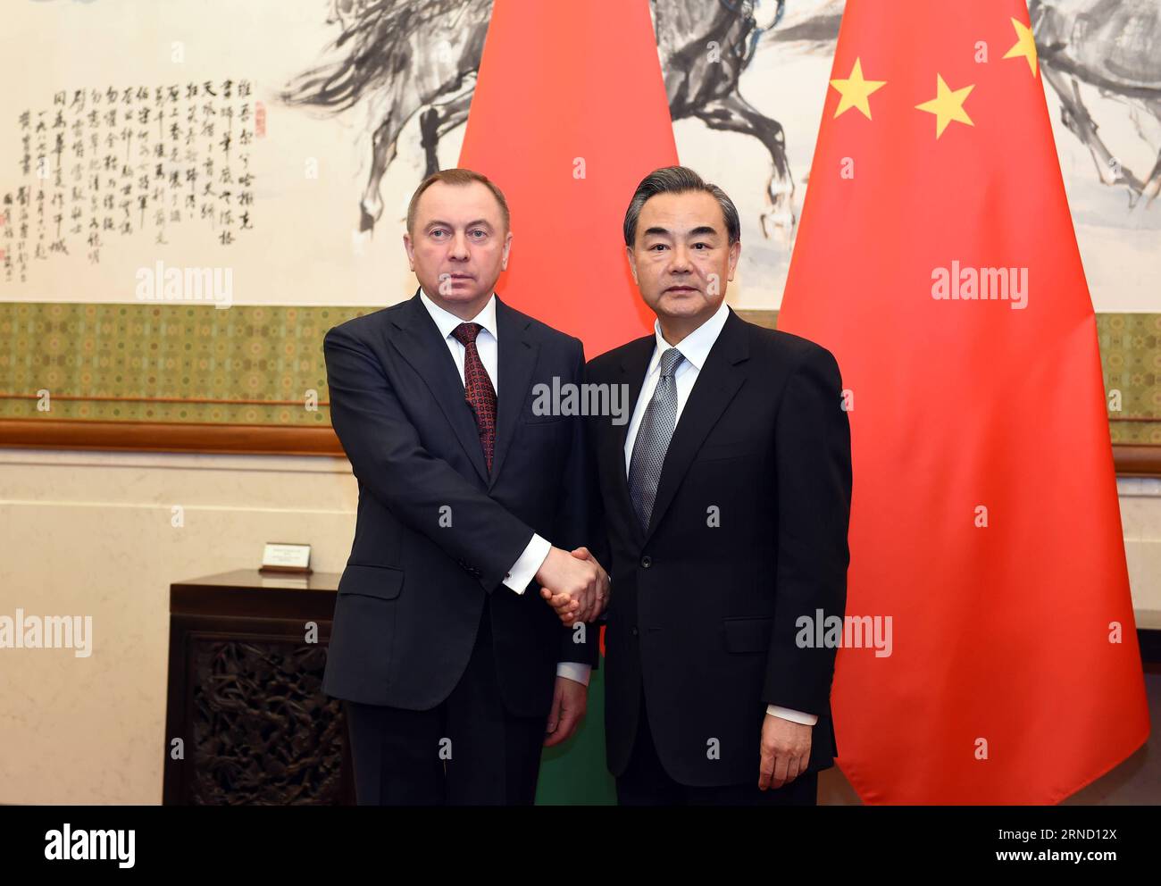 (160427) -- PÉKIN, le 27 avril 2016 -- le ministre chinois des Affaires étrangères Wang Yi (à droite) rencontre le ministre biélorusse des Affaires étrangères Vladimir Makei à Pékin, capitale de la Chine, le 27 avril 2016.) (mp) CHINA-BEIJING-WANG YI-BELARUS FM-MEETING (CN) ZhangxLing PUBLICATIONxNOTxINxCHN 160427 Beijing 27 2016 avril les ministres chinois des Affaires étrangères Wang Yi r rencontrent les ministres biélorusses des Affaires étrangères Vladimir Makei à Beijing capitale de la Chine avril 27 2016 MP Chine Beijing Wang Yi Belarusian FM MEETING CN ZhangxLing PUBLICATIONxNOTxNOTxINxCHN Banque D'Images