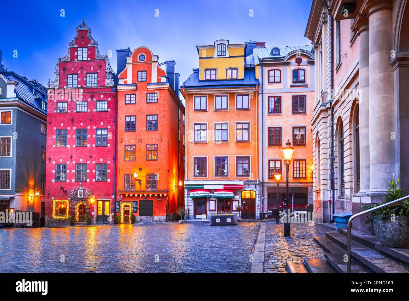 Stockholm, Suède. Les charmantes rues de Gamla Stan ont été entourées d'un crépuscule nuageux et d'une atmosphère pittoresque pour les voyageurs. Banque D'Images