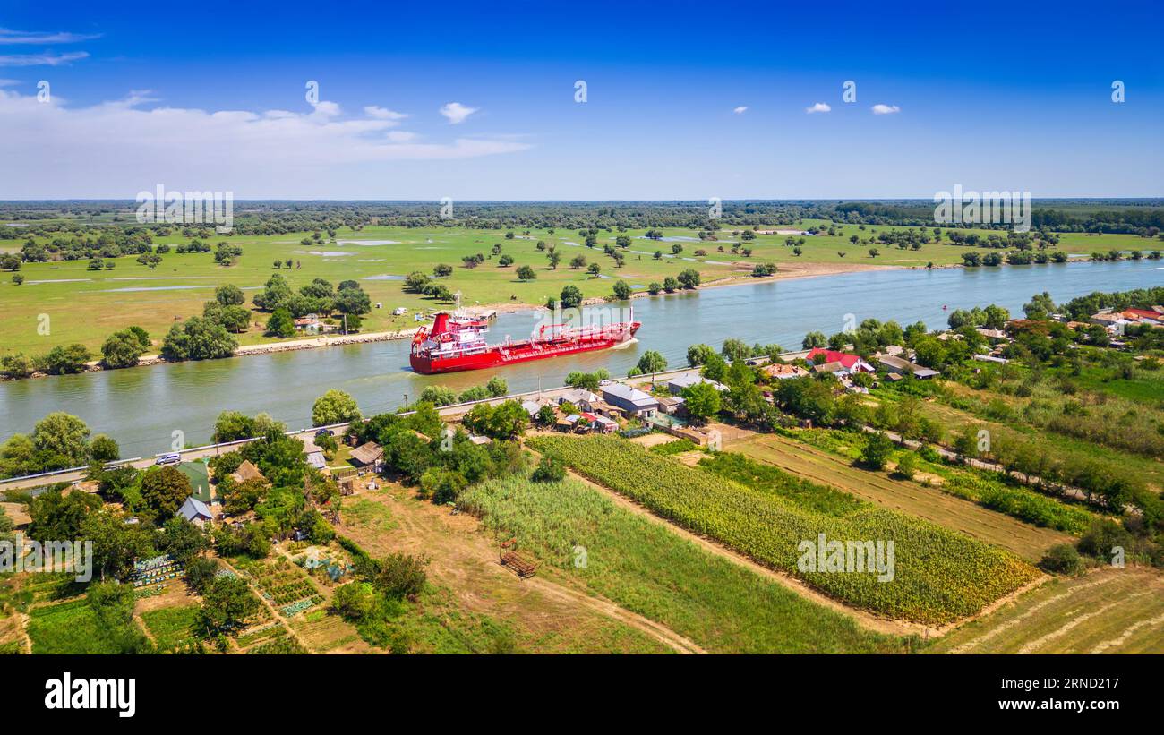 Tulcea, Roumanie. Branche de Sulina, navigation maritime sur le Danube, village de Partizani. Banque D'Images