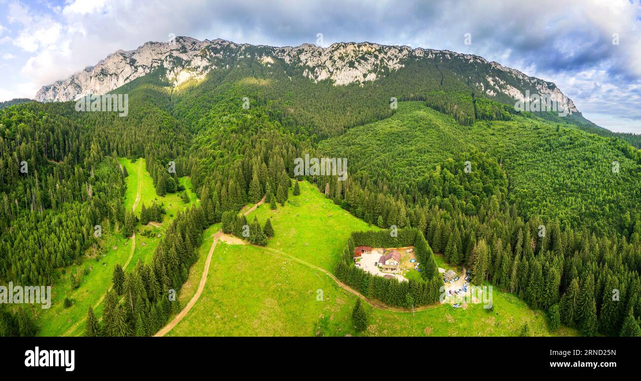 Piatra Craiului, Roumanie. Vue aérienne drone du parc national de Piatra Cratiului dans la chaîne de montagnes des Carpates, destination de trekking d'été. Banque D'Images
