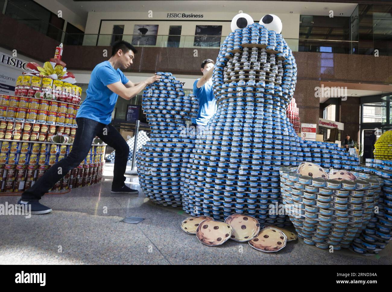 Un participant travaille sur sa sculpture CAN au concours annuel Canconstruction Vancouver à Vancouver, Canada, le 30 avril 2016. Quelque 21 équipes d'architectes, d'ingénieurs et d'écoles ont participé à la Canconstruction Vancouver de 2016, le concours annuel de construction de sculptures d'aliments en conserve contre la faim présentant des sculptures faites à partir de plus de 80 000 canettes données.) (Lyi) CANADA-VANCOUVER-CONSERVES SCULPTURES ALIMENTAIRES LiangxSen PUBLICATIONxNOTxINxCHN un participant travaille SUR sa sculpture CAN AU Concours annuel Canconstruction Vancouver à Vancouver Canada avril 30 2016 quelques 21 équipes d'architectes engagés Banque D'Images