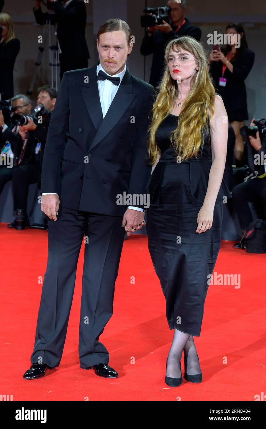 Caleb Landry Jones und Katya Zvereva BEI der Premiere des Kinofilms 'Dogman' auf der Biennale di Venezia 2023 / 80. Internationale Filmfestspiele von Venedig im Palazzo del Cinema. Venedig, 31.08.2023 Banque D'Images