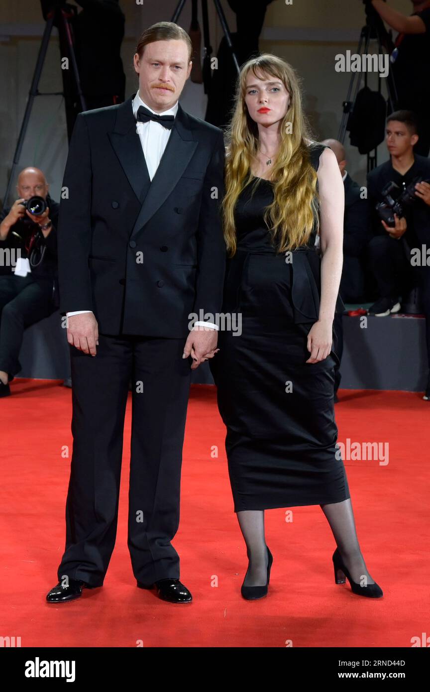 Caleb Landry Jones und Katya Zvereva BEI der Premiere des Kinofilms 'Dogman' auf der Biennale di Venezia 2023 / 80. Internationale Filmfestspiele von Venedig im Palazzo del Cinema. Venedig, 31.08.2023 Banque D'Images