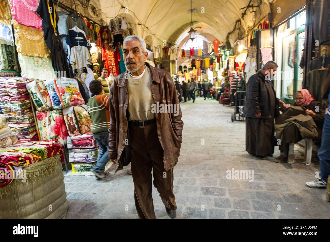(160505) -- PÉKIN, 5 mai 2016 -- une photo prise le 19 janvier 2012 montre un homme marchant dans un marché de la vieille ville d'Alep, en Syrie. La citadelle d'Alep est un grand palais médiéval fortifié au centre de la vieille ville d'Alep. )(zhf) SYRIA-ALEPPO-FILE LixMuzi PUBLICATIONxNOTxINxCHN 160505 Pékin Mai 5 2016 fichier photo prise LE 19 2012 janvier montre un homme marchant à travers un marché dans la vieille ville d'Alep Syrie la Citadelle d'Alep EST un grand palais médiéval fortifié dans le centre de la vieille ville d'Alep zhf Syrie Aleppo fichier LiXMuzi PUBLICATIONxNOTxINxCHN Banque D'Images