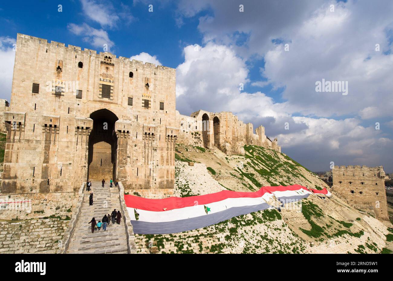 (160505) -- PÉKIN, 5 mai 2016 -- une photo prise le 19 janvier 2012 montre des personnes visitant la citadelle d'Alep à Alep, en Syrie. La citadelle d'Alep est un grand palais médiéval fortifié au centre de la vieille ville d'Alep. )(zhf) SYRIA-ALEP-FILE LixMuzi PUBLICATIONxNOTxINxCHN Pékin Mai 5 2016 fichier photo prise LE 19 2012 janvier montre des célébrités visitant la Citadelle d'Alep Syrie la Citadelle d'Alep EST un grand palais médiéval fortifié dans le centre de la vieille ville d'Alep zhf Syrie Alep File LiXMuzi PUBLICATIONxNOTxINxCHN Banque D'Images