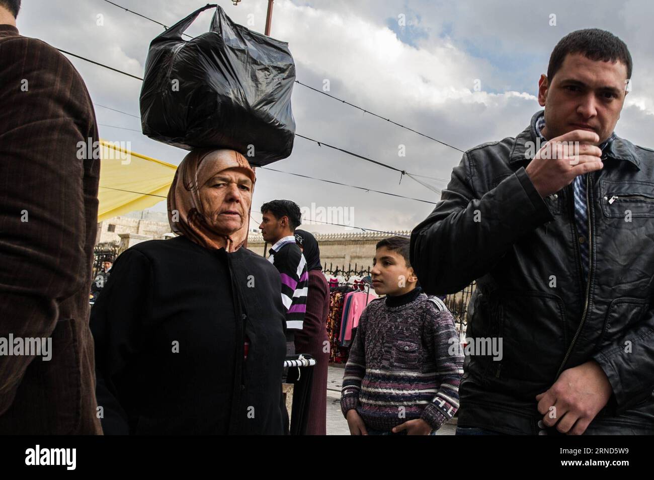 (160505) -- PÉKIN, 5 mai 2016 -- une photo prise le 19 janvier 2012 montre des gens à un marché dans la vieille ville d'Alep, en Syrie. La citadelle d'Alep est un grand palais médiéval fortifié au centre de la vieille ville d'Alep. )(zhf) SYRIA-ALEPPO-FILE LixMuzi PUBLICATIONxNOTxINxCHN 160505 Pékin Mai 5 2016 fichier photo prise LE 19 2012 janvier montre des célébrités À un marché dans la vieille ville d'Alep Syrie la Citadelle d'Alep EST un grand Palais fortifié médiéval dans le centre de la vieille ville d'Alep zhf Syrie Aleppo fichier LiXMuzi PUBLICATIONxNOTxINxCHN Banque D'Images
