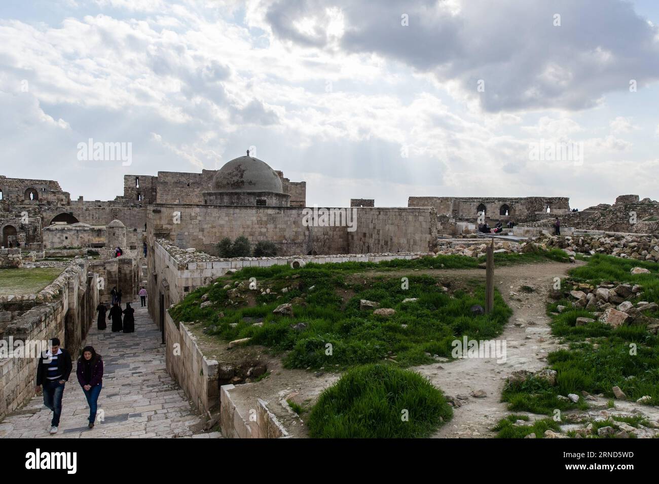 (160505) -- PÉKIN, 5 mai 2016 -- une photo prise le 19 janvier 2012 montre des personnes visitant la citadelle d'Alep à Alep, en Syrie. La citadelle d'Alep est un grand palais médiéval fortifié au centre de la vieille ville d'Alep. )(zhf) SYRIA-ALEPPO-FILE LixMuzi PUBLICATIONxNOTxINxCHN 160505 Pékin Mai 5 2016 fichier photo prise LE 19 2012 janvier montre des célébrités visitant la Citadelle d'Alep en Syrie la Citadelle d'Alep EST un grand Palais fortifié médiéval dans le centre de la vieille ville d'Alep zhf Syrie Alep fichier LiXMuzi PUBLICATIONxNOTxINxCHN Banque D'Images