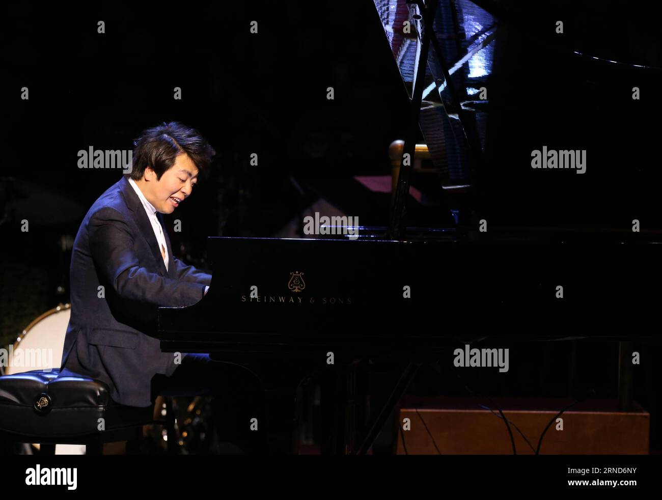 Le pianiste chinois Lang Lang se produit lors du concert du 125e anniversaire du Carnegie Hall à New York, aux États-Unis, le 5 mai 2016. Carnegie Hall a célébré son 125e anniversaire jeudi. Construit par le philanthrope Andrew Carnegie en 1891, le Carnegie Hall est l'un des lieux les plus célèbres des États-Unis pour la musique classique et la musique populaire, réputé pour sa beauté, son histoire et son acoustique. U.S.-NEW YORK-CARNEGIE HALL-125E ANNIVERSAIRE-CONCERT QinxLang PUBLICATIONxNOTxINxCHN pianiste chinois se produit depuis longtemps lors du concert du 125e anniversaire de Carnegie Hall à New York Banque D'Images