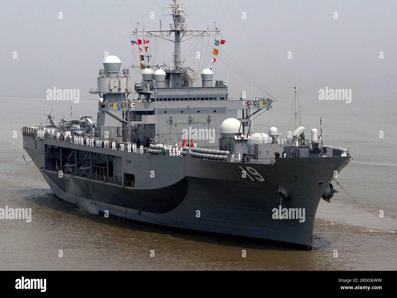 Le navire amiral USS Blue Ridge de la septième flotte de l'US Navy approche du port militaire de Wusong à Shanghai, dans l'est de la Chine, le 6 mai 2016. Le Blue Ridge est arrivé à Shanghai vendredi pour une visite de cinq jours. ) (zkr) CHINA-SHANGHAI-US NAVY-VISIT(CN) ChenxFei PUBLICATIONxNOTxINxCHN le navire amiral USS Blue Ridge de la septième flotte de la US Navy approche du port militaire de Wusong à Shanghai Chine orientale mai 6 2016 le Blue Ridge est arrivé à Shanghai vendredi pour une visite de cinq jours CCR Chine Shanghai US Navy visite CN ChenzFEI PUBLICATIONxNOTxINxCHN Banque D'Images