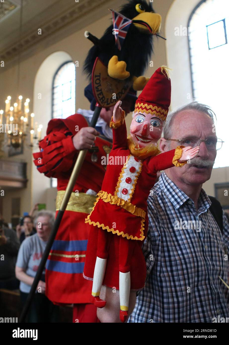 (160508) -- LONDRES, le 8 mai 2016 -- Un professeur tenant une marionnette entre dans l'église St Paul pour un service religieux spécial à Londres, en Grande-Bretagne, le 8 mai 2016. MR. Punch a fait sa première apparition enregistrée en Angleterre le 9 mai 1662, qui est traditionnellement considéré comme l'anniversaire de Punch au Royaume-Uni. Le chroniqueur Samuel Pepys a observé un spectacle de marionnettes mettant en vedette une première version du personnage de Punch à Covent Garden à Londres. BRITAIN-LONDON-THE PUNCH AND JUDY SHOW HanxYan PUBLICATIONxNOTxINxCHN 160508 Londres Mai 8 2016 un professeur tenant une marionnette entre dans l'église St Paul S pour un service religieux spécial Banque D'Images