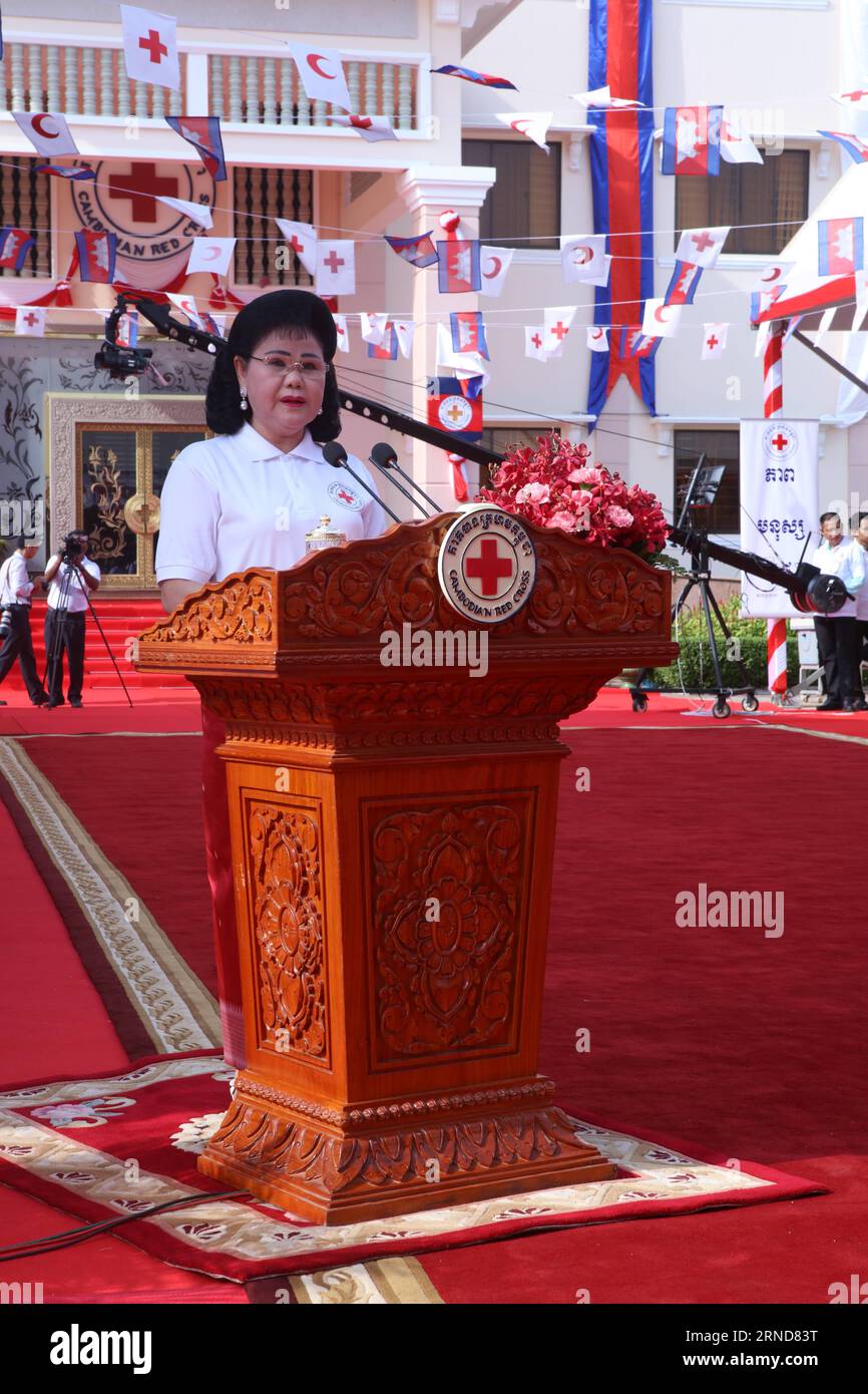 (160508) -- PHNOM PENH, le 8 mai 2016 -- l'épouse du Premier ministre cambodgien Hun Sen, Bun Rany, président de la Croix-Rouge cambodgienne (CRC), prend la parole lors de la célébration du 153e anniversaire de la Journée mondiale de la Croix-Rouge et du Croissant-Rouge à Phnom Penh, Cambodge, le 8 mai 2016. L'ambassade de Chine au Cambodge a fait don dimanche de 10 000 dollars américains à la CRC. ) (ZJY) CAMBODGE-PHNOM PENH-CROIX-ROUGE ET CROISSANT-ROUGE JOUR-CRC SOVANNARA PUBLICATIONXNOTXINXCHN Banque D'Images
