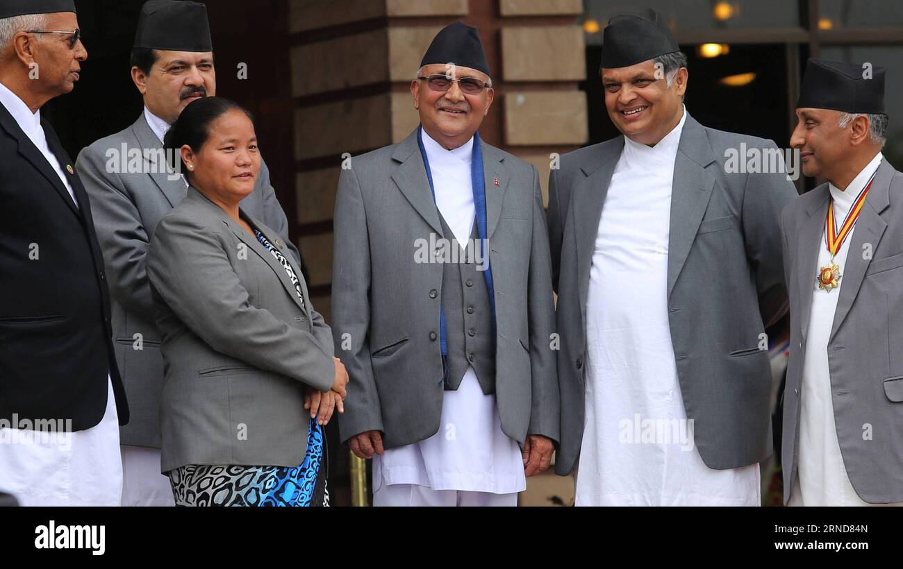 (160508) -- KATMANDOU, le 8 mai 2016 -- le Premier ministre népalais KP Sharma Oli (C) attend l'arrivée du président népalais Bidhya Devi Bhandari pour présenter la politique et le programme annuels du gouvernement népalais pour le prochain exercice 2016/17 au Parlement à Katmandou, Népal, le 8 mai 2016. Le document portait principalement sur la mise en œuvre de la Constitution et du fédéralisme ainsi que sur l'accélération des reconstructions post-séisme. NÉPAL-KATMANDOU-PRÉSIDENT-GOUVERNEMENT POLITIQUE ET PROGRAMME ANNUELS SunilxSharma PUBLICATIONxNOTxINxCHN 160508 Katmandou Mai 8 2016 Premier ministres népalais KP Sharma Oli Banque D'Images