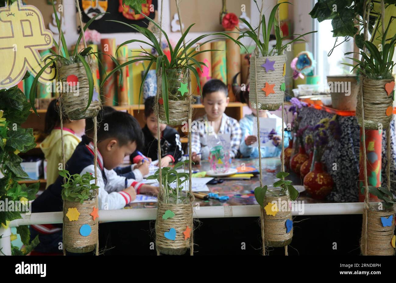 XIANGYANG, le 09 mai 2016 -- des enfants étudient derrière le coin de plantation dans une salle de classe de la maternelle expérimentale de Xiangyang à Xiangyang, dans la province du Hubei, au centre de la Chine, le 9 mai 2016. Le jardin d ' enfants de Xiangyang a installé des coins de plantation dans ses salles de classe à partir du trimestre de printemps en 2016, où les enfants peuvent avoir une expérience de plantation et observer la culture des plantes sous la direction de leur enseignant. (Zwx) CHINA-HUBEI-XIANGYANG-KINDERGARTEN-PLANTING CORNER(CN) WangxHu PUBLICATIONxNOTxINxCHN Xiang Yang Mai 09 2016 enfants étudier derrière le Planting Corner DANS une salle de classe de Xiang Yang Experime Banque D'Images