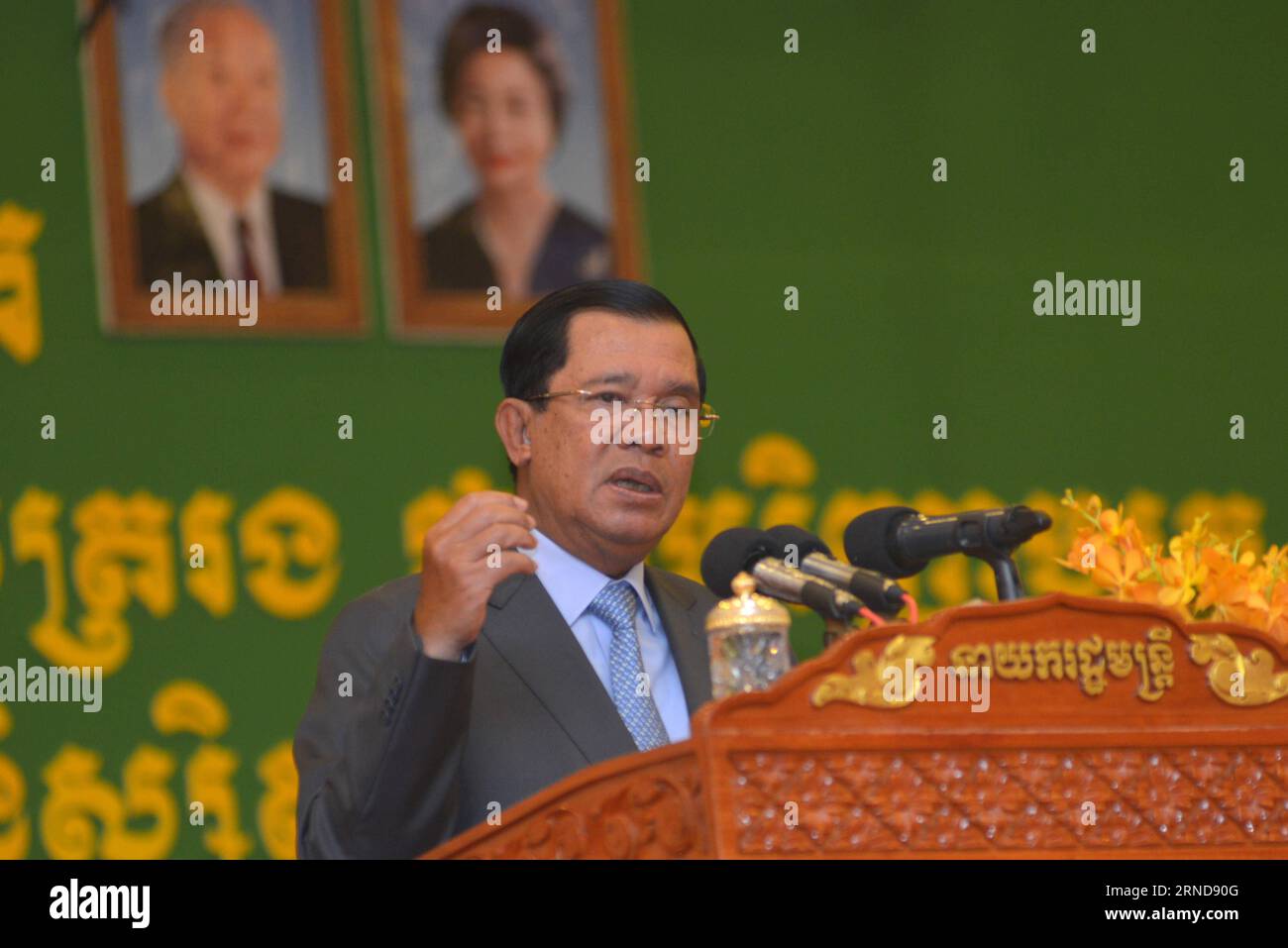 (160510) -- PHNOM PENH, le 10 mai 2016 -- le Premier ministre cambodgien Hun Sen prend la parole lors d'une cérémonie de remise des diplômes universitaires à Phnom Penh, Cambodge, le 10 mai 2016. Hun Sen a défendu mardi les mesures de sécurité prises par le gouvernement contre les manifestants vêtus de noir lors de la soi-disant campagne du lundi noir, affirmant que ces mesures visaient à maintenir la paix durement gagnée dans le pays. CAMBODGE-PHNOM PENH-PM-SECURITY Sovannara PUBLICATIONxNOTxINxCHN 160510 Phnom Penh 10 2016 Mai les premiers ministres cambodgiens HUN Sen prennent la parole lors d'une cérémonie de remise des diplômes universitaires à Phnom Penh Cambodge 10 2016 Mai HUN Sen ON T. Banque D'Images