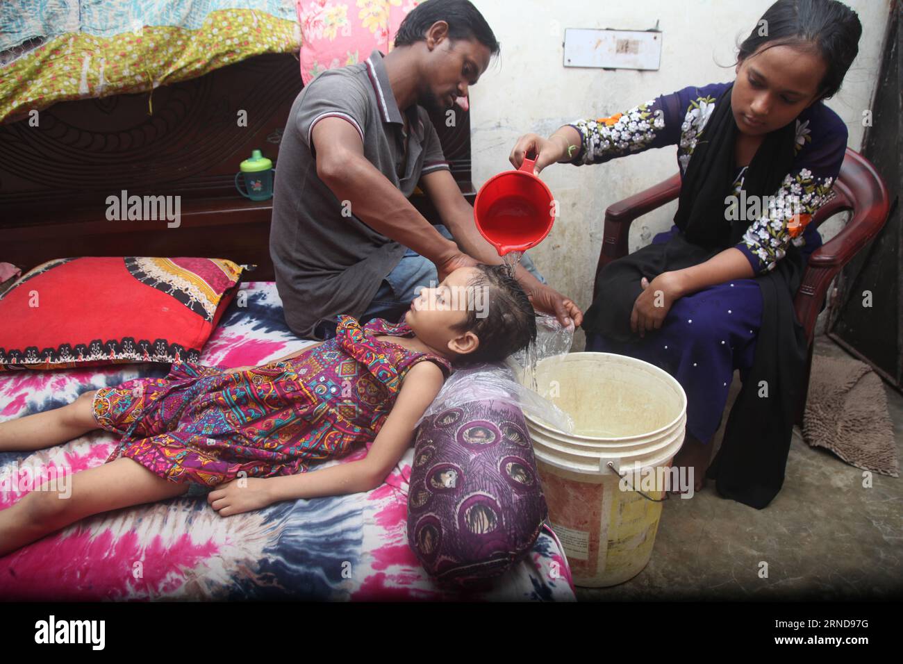 Dhaka Bangladesh 01 septembre 2023. Sumaiya a 6 ans. Elle souffre de la dengue depuis six jours et reçoit un traitement à domicile. A. Banque D'Images