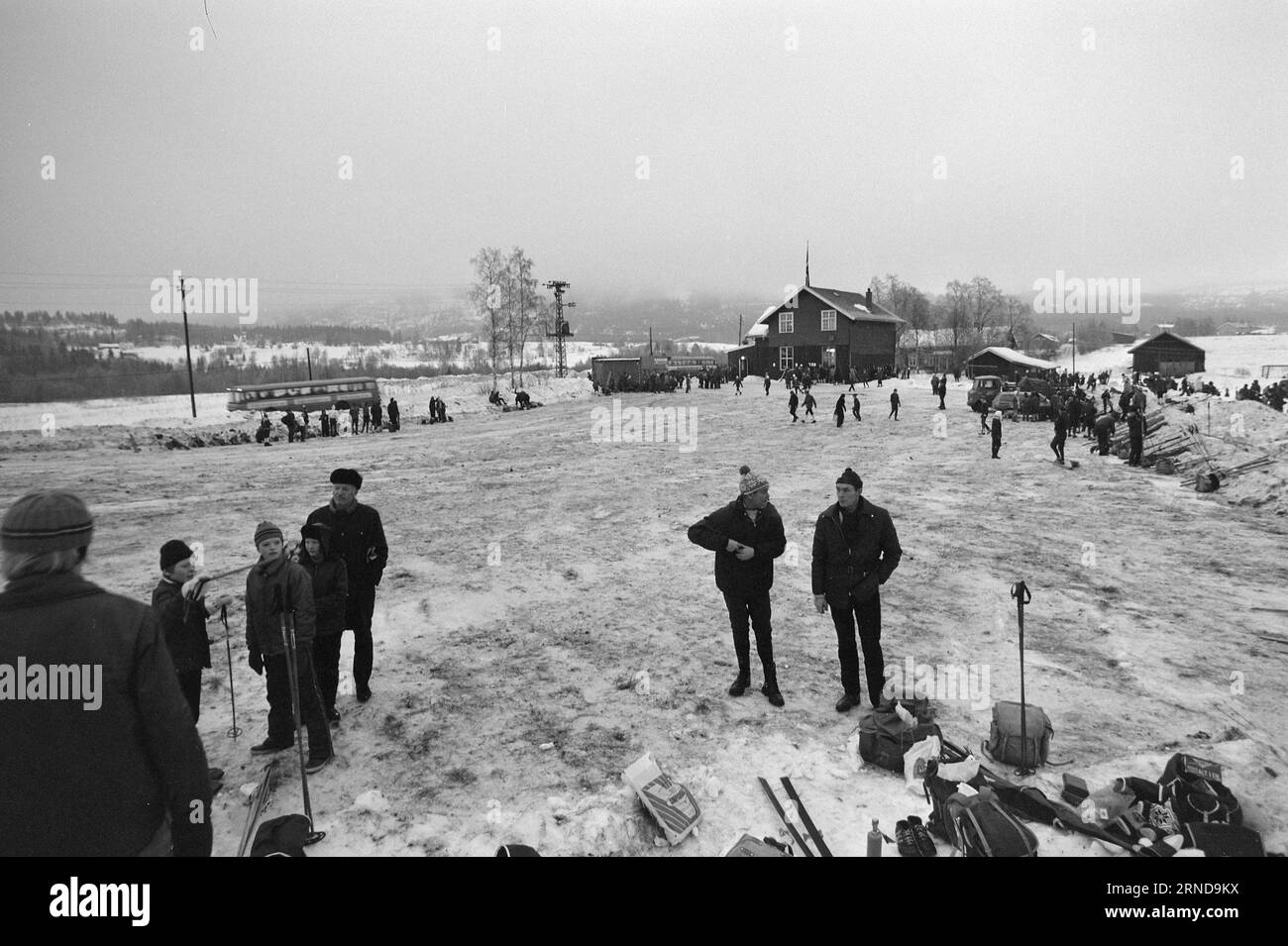 Actual 03 - 8 - 1974 : l'interdiction Lördag-SöndagThe de conduire le dimanche laisse une marque claire sur la vie : samedi matin, la course de ski commémorative de Laurits Bergendahl a eu lieu à Sørkedalen pour 300 filles. Le parking était bondé. Dimanche matin, l’événement s’est poursuivi avec 400 garçons. Les bus avaient repris les transports - et le parking était vide. Dimanche. Photo : Ivar Aaserud / Aktuell / NTB ***PHOTO NON TRAITÉE*** ce texte a été traduit automatiquement! Banque D'Images