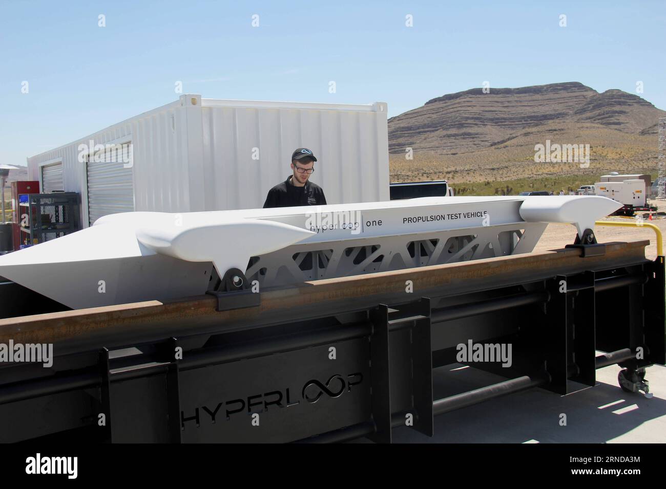 Une maquette du chariot d'essai est affichée lors d'un essai de propulsion en plein air de la technologie de transport Hyperloop One, au Nevada, aux États-Unis, le 11 mai 2016. Hyperloop One met en scène la première démonstration publique d'un élément clé du concept futuriste de transit ferroviaire de la startup qui pourrait un jour transporter des passagers à des vitesses proches des vitesses supersoniques. (Lyi) US-NEVADA-HYPERLOOP-TEST GuoxShuang PUBLICATIONxNOTxINxCHN une maquette de l'essai Sled EST présentée au cours d'un essai de propulsion en plein air d'une technologie de transport S au Nevada U S mai 11 2016 une étape de la première démonstration publique d'un composant clé Banque D'Images