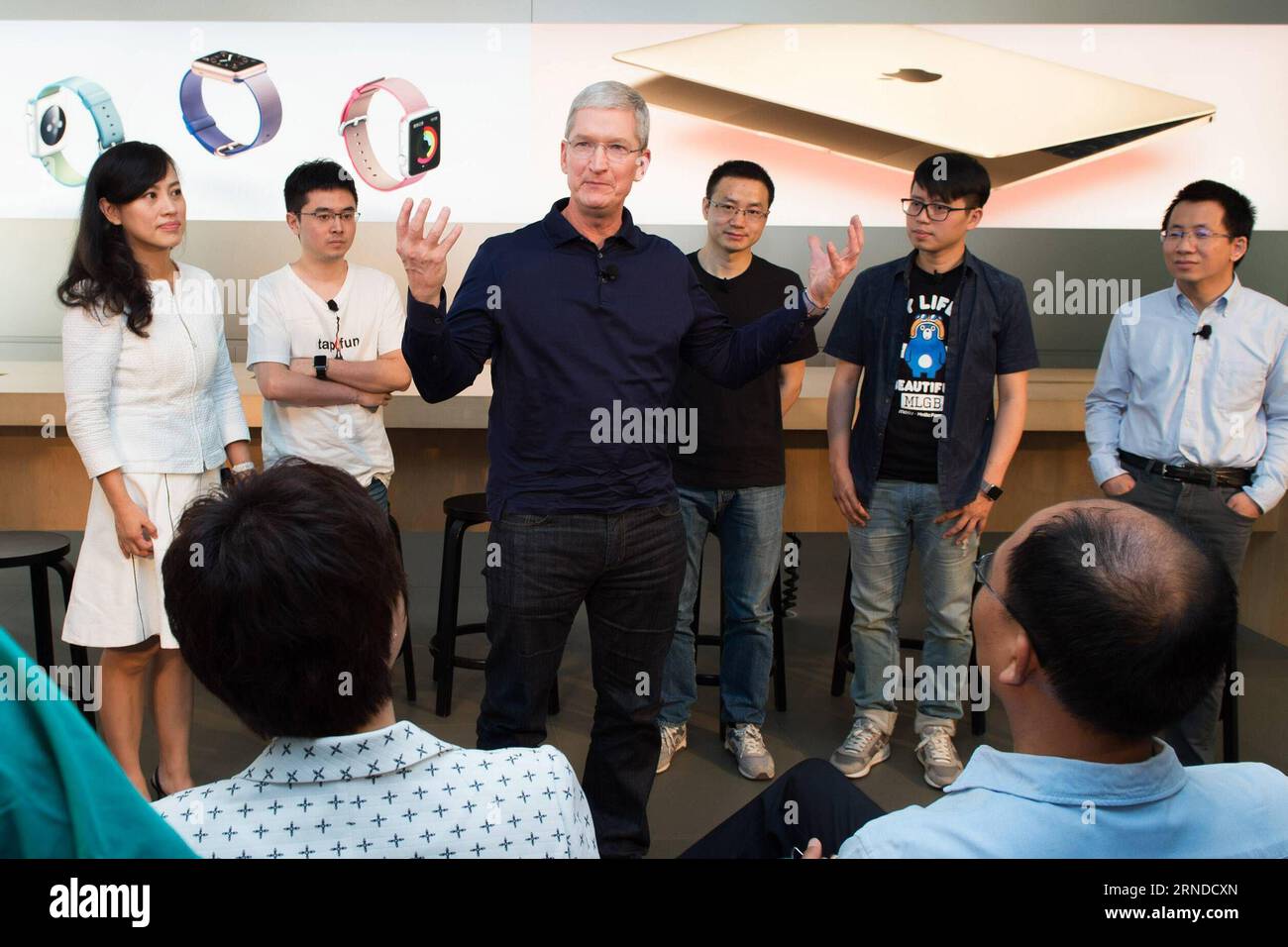 Bilder des Tages 160516 -- BEIJING, 16 mai 2016 -- Tim Cook 3rd L, PDG d'Apple, assiste à une réunion avec des développeurs d'applications chinois dans un Apple Store à Beijing, capitale de la Chine, le 16 mai 2016. Tim Cook a salué lundi les développeurs d'applications chinoises et leur contribution à l'économie du pays, alors qu'il commençait une visite en Chine après l'investissement de son entreprise de 1 milliards de dollars américains dans l'application chinoise Didi Chuxing. wx CHINA-BEIJING-APPLE-DEVELOPERS-MEETINGCN WuxKaixiang PUBLICATIONxNOTxINxCHN Banque D'Images