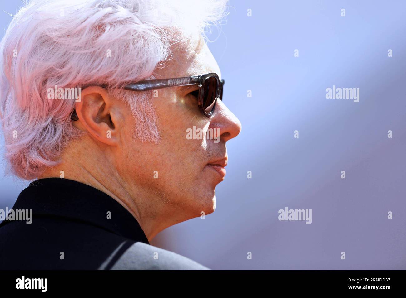 (160516) -- CANNES, le 16 mai 2016 -- le réalisateur Jim Jarmusch pose sur le tapis rouge en arrivant pour la projection du film Paterson en compétition au 69e Festival de Cannes à Cannes, France, le 16 mai 2016.) FRANCE-CANNES-FILM FESTIVAL-PATERSON-TAPIS ROUGE JinxYu PUBLICATIONxNOTxINxCHN 160516 Cannes Mai 16 2016 le réalisateur Jim Jarmusch pose SUR tapis rouge en arrivant pour la projection du film Paterson en compétition AU 69e Festival de Cannes France Mai 16 2016 France Festival de Cannes Paterson tapis rouge JinxYu PUBLICATIONxNOTxINxCHN Banque D'Images