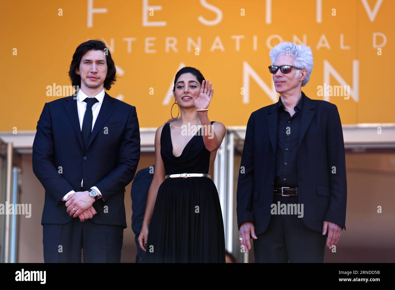 (160516) -- CANNES, le 16 mai 2016 -- le réalisateur Jim Jarmusch (à droite), les acteurs Adam Driver (à gauche) et Golshifteh Farahani posent sur le tapis rouge en arrivant pour la projection du film Paterson en compétition au 69e Festival de Cannes, France, le 16 mai 2016.) FRANCE-CANNES-FILM FESTIVAL-PATERSON-TAPIS ROUGE JinxYu PUBLICATIONxNOTxINxCHN 160516 Cannes Mai 16 2016 réalisateur Jim Jarmusch r Cast Members Adam Driver l et Golshifteh Farahani posent SUR tapis rouge en arrivant pour la projection du film Paterson en compétition AU 69e Festival de Cannes France Mai 16 20 Banque D'Images