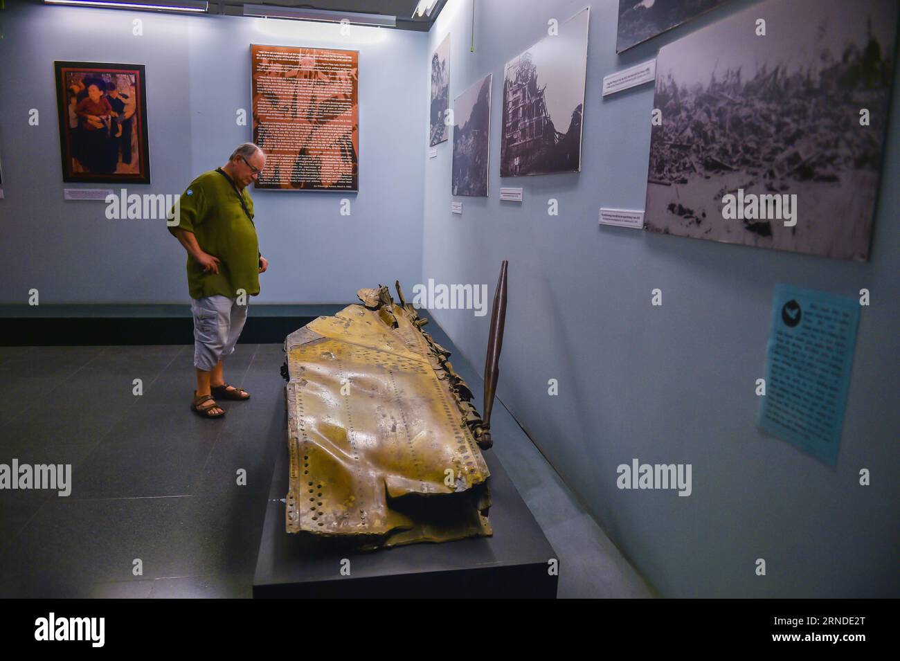 HO CHI MINH-VILLE, 16 mai 2016 -- Un touriste visite le Musée des vestiges de guerre à Ho Chi Minh-ville, Vietnam, le 16 mai 2016. Le Musée des restes de guerre est situé dans le District 3 de Ho Chi Minh-ville. Ouvert en 1975, le musée est spécialisé dans la recherche, la collecte, la conservation et l'exposition des preuves restantes des crimes de guerre du Vietnam et de leurs conséquences, ce qui appelle les gens à dire non aux guerres et à dire oui à la paix. Avec une capacité d'accueil annuelle de plus de 500 000 visites, le musée est devenu l'un des sites culturels et touristiques bien connus pour les touristes vietnamiens et étrangers. VIÊT NAM- Banque D'Images