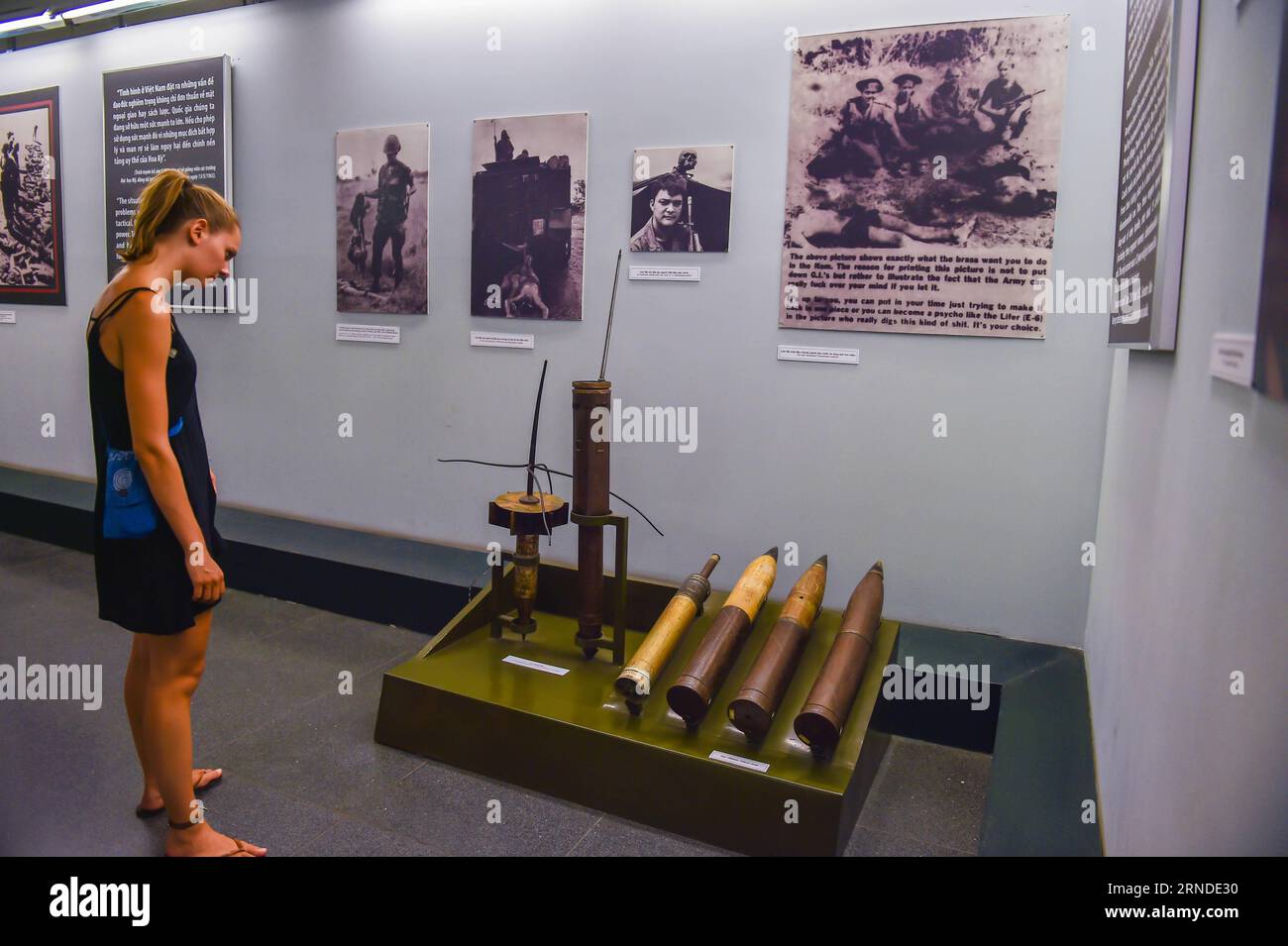 HO CHI MINH-VILLE, 16 mai 2016 -- Un touriste visite le Musée des vestiges de guerre à Ho Chi Minh-ville, Vietnam, le 16 mai 2016. Le Musée des restes de guerre est situé dans le District 3 de Ho Chi Minh-ville. Ouvert en 1975, le musée est spécialisé dans la recherche, la collecte, la conservation et l'exposition des preuves restantes des crimes de guerre du Vietnam et de leurs conséquences, ce qui appelle les gens à dire non aux guerres et à dire oui à la paix. Avec une capacité d'accueil annuelle de plus de 500 000 visites, le musée est devenu l'un des sites culturels et touristiques bien connus pour les touristes vietnamiens et étrangers. VIÊT NAM- Banque D'Images