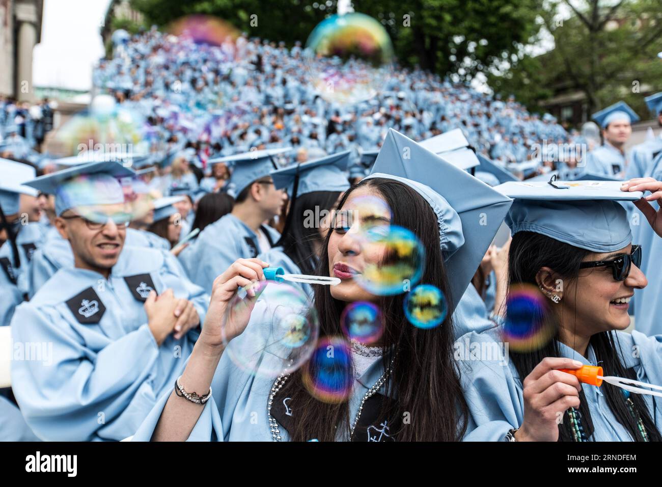 Abschlusszeremonie an der Columbia University in New York (160518) -- NEW YORK, 18 mai 2016 -- membres de la promotion de 2016 Blow Bubbles lors de la cérémonie de lancement de la 262e année académique de l'Université Columbia à New York, aux États-Unis, le 18 mai 2016. Plus de 15 000 diplômés âgés de 18 à 82 ans, dont quelque 1800 étudiants internationaux de plus de 100 pays ont participé à la cérémonie mercredi. États-Unis-NEW YORK-COLUMBIA UNIVERSITY-2016 LixMuzi PUBLICATIONxNOTxINxCHN cérémonie de clôture à l'Université Columbia à New York 1605 Banque D'Images