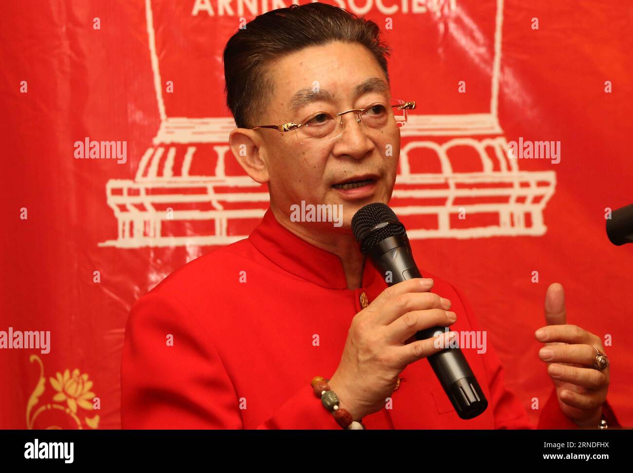 KATMANDOU, 18 mai 2016 -- l'acteur chinois Liu Xiao Ling Tong, surtout  connu pour son rôle de Roi singe, s'adresse au public lors de la première  projection de la populaire série télévisée
