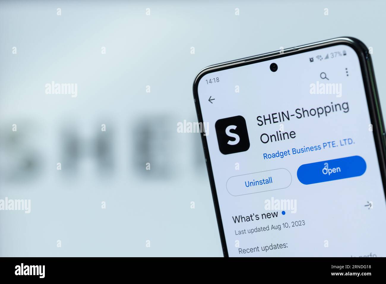 New York, États-Unis - 20 août 2023 : Shein shopping dans l'application google Store sur l'écran du smartphone gros plan avec fond de logo flou Banque D'Images