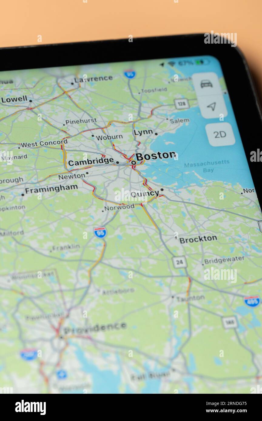 New York, États-Unis - 24 août 2023 : trafic automobile à Boston sur l'application google Maps sur l'écran de tablette vue rapprochée Banque D'Images