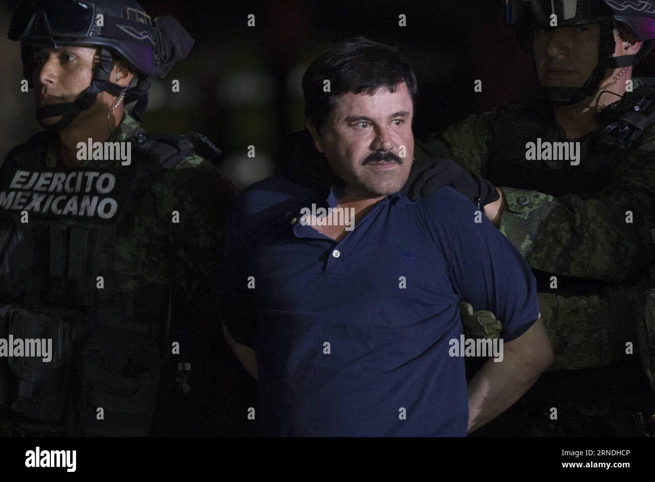 (160520) -- MEXICO, 20 mai 2016 -- une image prise le 8 janvier 2016 montre des membres des forces de sécurité escortant Joaquin Guzman Loera, alias El Chapo , à son arrivée au bureau du procureur général, à Mexico, capitale du Mexique. Le druglord mexicain Joaquin El Chapo Guzman doit être extradé vers les États-Unis, a annoncé vendredi le ministère des Affaires étrangères (SRE, pour son acronyme en espagnol). Le ministère a dit qu'il a informé Guzman, qui a récemment été transféré dans une prison près de la frontière américaine, qu'il avait approuvé une demande d'extradition déposée par un tribunal fédéral de district du Texas.) Banque D'Images