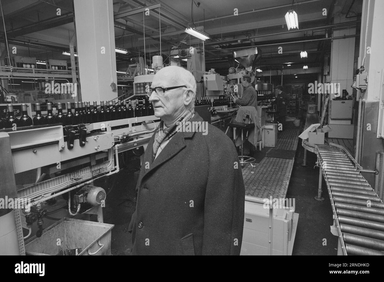 Current 01 - 4 - 1974 : vodka pour les people les Norvégiens glissent quand il s'agit de boissons, dit Bjarne Grøntvedt directeur des ventes de Vinmonopolet. Cela ne signifie pas que nous buvons moins qu’auparavant, mais que nous choisissons de nouvelles marques. La vodka est devenue l'esprit favori numéro un, et même l'akevit fait maintenant un retour. Photo : Aage Storløkken / Aktuell / NTB ***PHOTO NON TRAITÉE*** ce texte a été traduit automatiquement! Banque D'Images