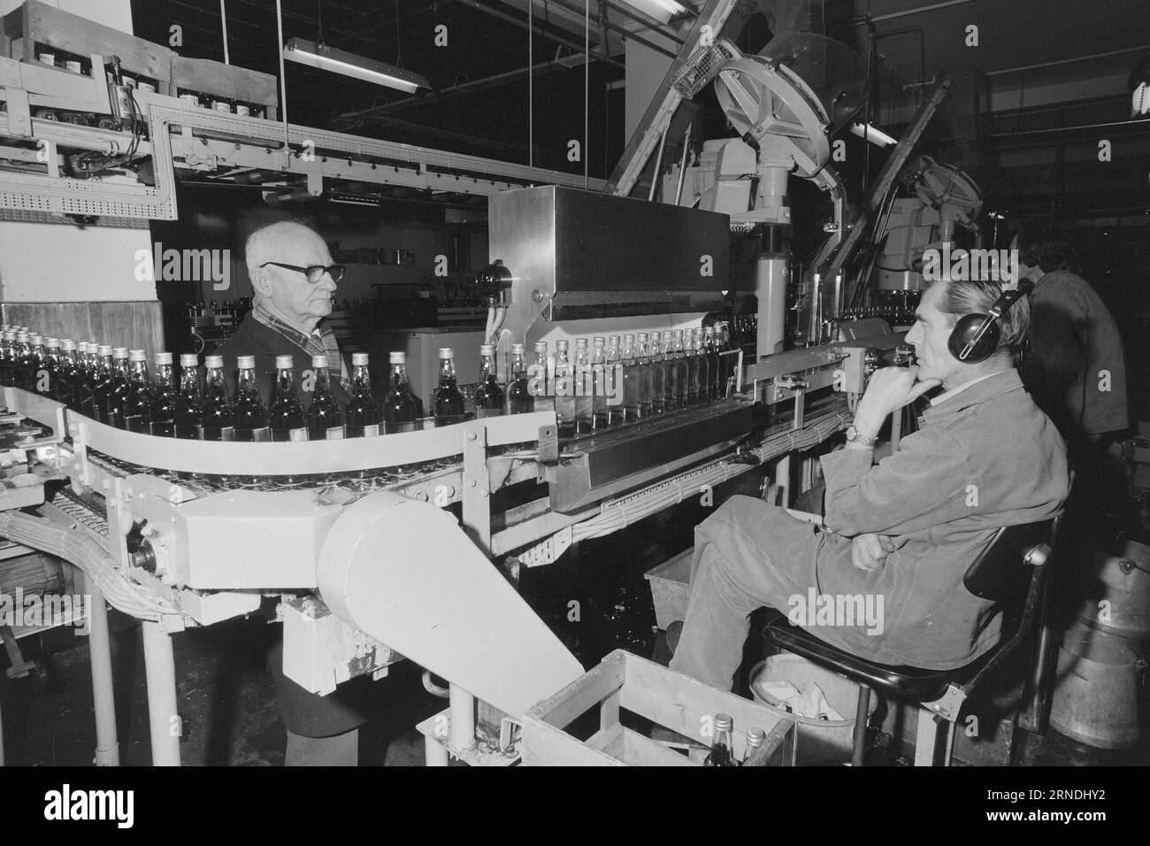 Current 01 - 4 - 1974 : vodka pour les people les Norvégiens glissent quand il s'agit de boissons, dit Bjarne Grøntvedt directeur des ventes de Vinmonopolet. Cela ne signifie pas que nous buvons moins qu’auparavant, mais que nous choisissons de nouvelles marques. La vodka est devenue l'esprit favori numéro un, et même l'akevit fait maintenant un retour. Photo : Aage Storløkken / Aktuell / NTB ***PHOTO NON TRAITÉE*** ce texte a été traduit automatiquement! Banque D'Images